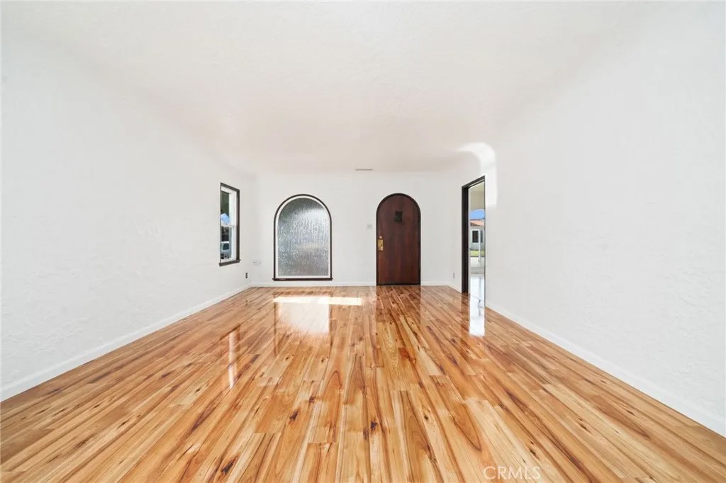 341 E Ellis