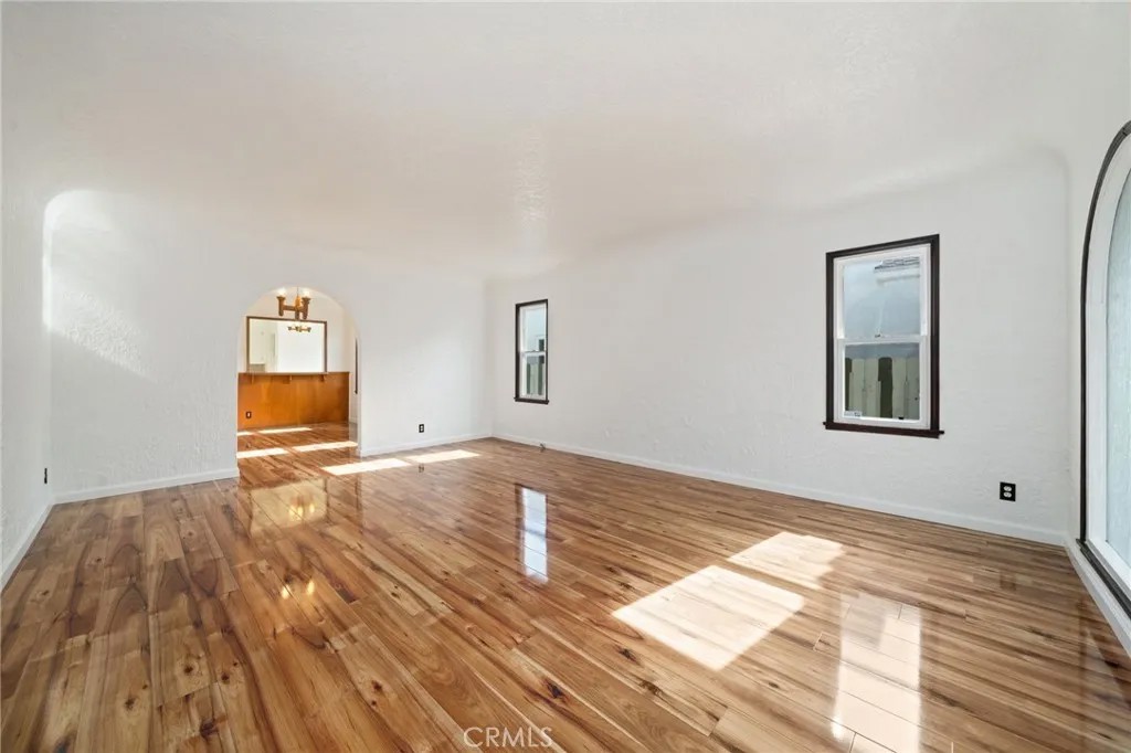 341 E Ellis