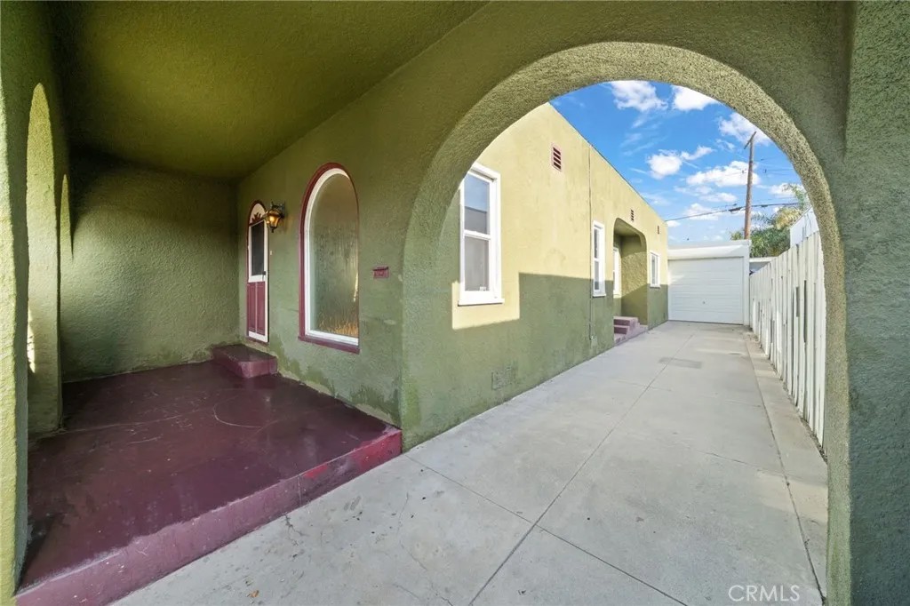 341 E Ellis