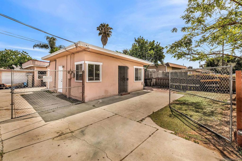 Photo of 1412 1/2 S Orange St, Escondido, CA 92025 (MLS # 260010082)