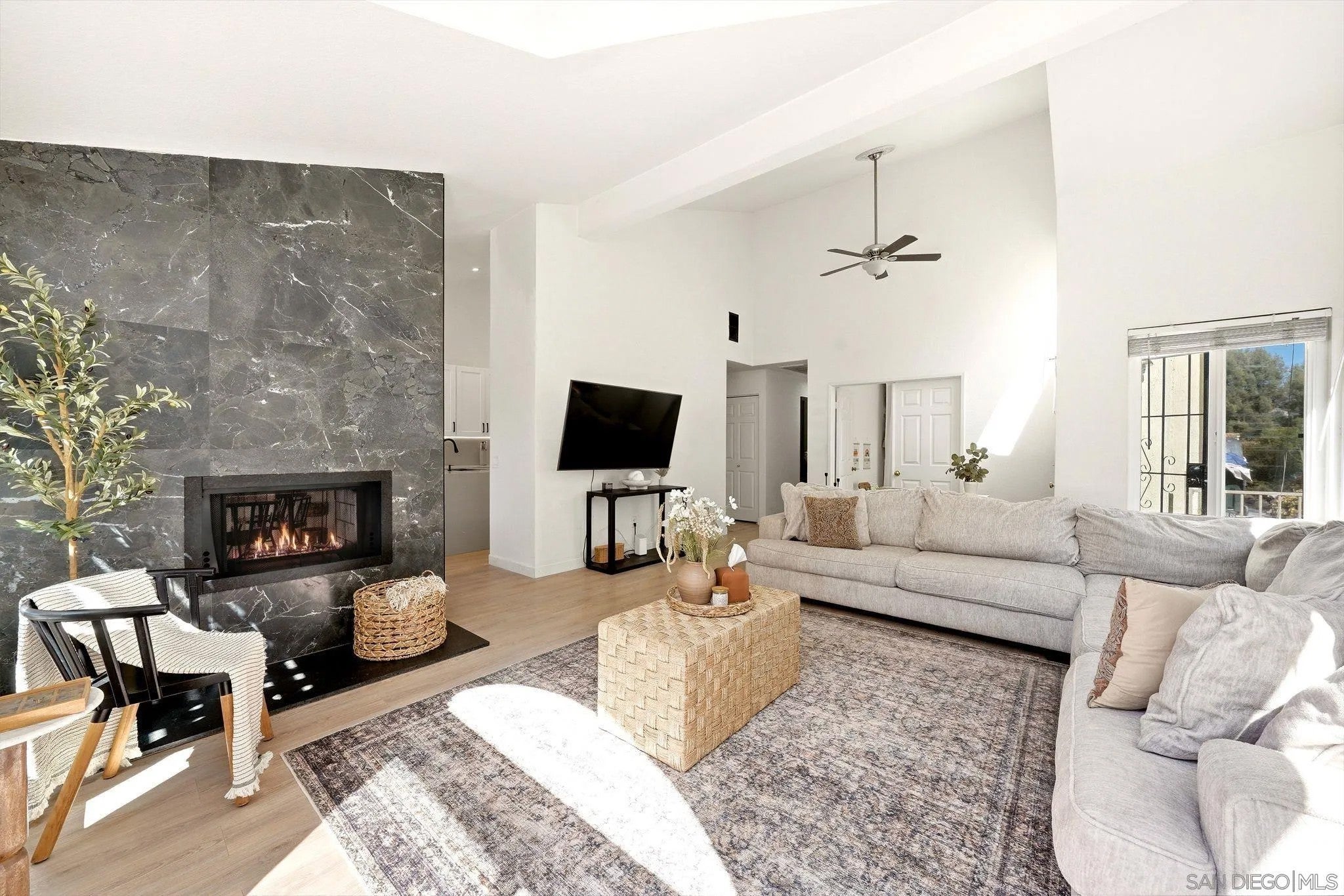 8981 Circle R View