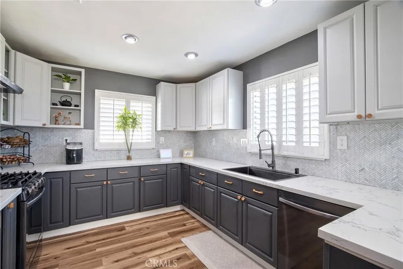 910 W Granada Court