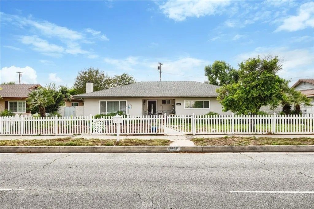 Photo of 9419 Haskell Ave, North Hills, CA 91343 (MLS # SR26088957)