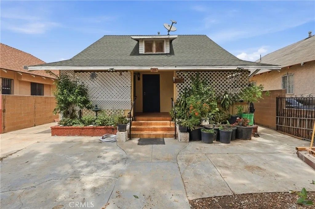 Photo of 201 W 50th St, Los Angeles, CA 90037 (MLS # RS26093323)