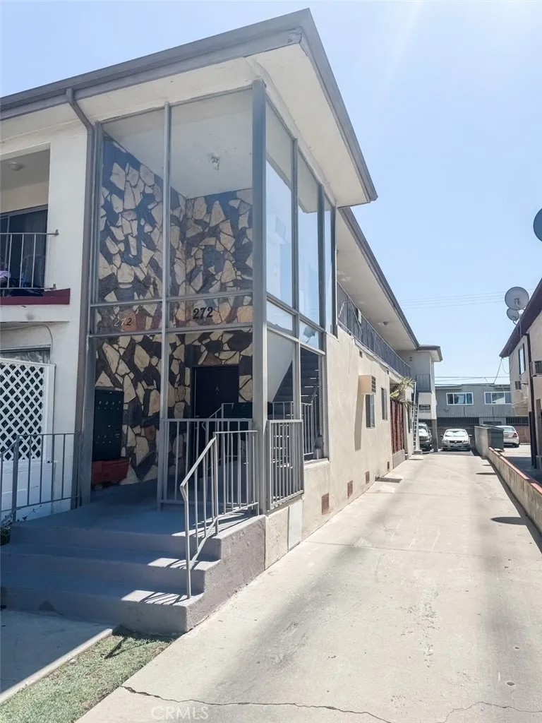 272 W Tujunga Avenue
