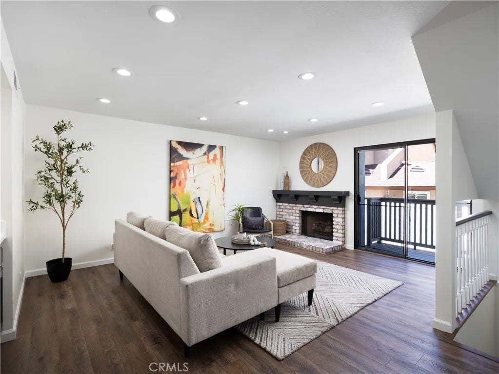 212 Mayfair