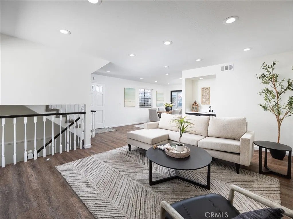 212 Mayfair