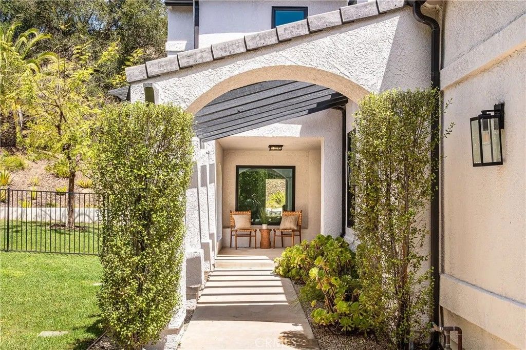 Photo of 5729 Stone Mountain, Westlake Village, CA 91362 (MLS # SR26085356)