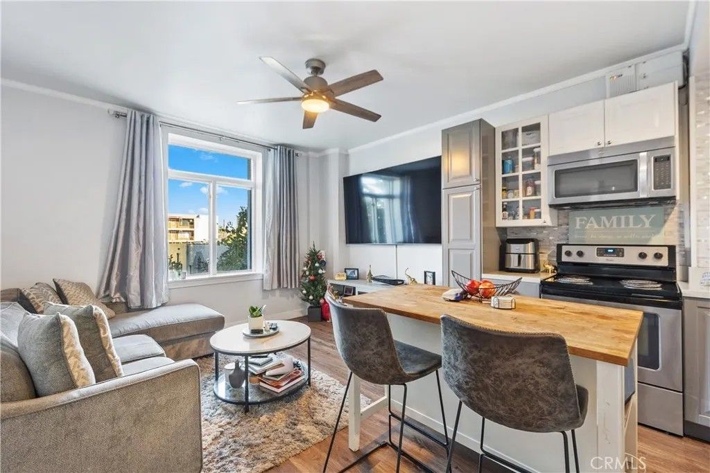 Photo of 140 Linden Avenue #324, Long Beach, CA 90802 (MLS # PW26002562)