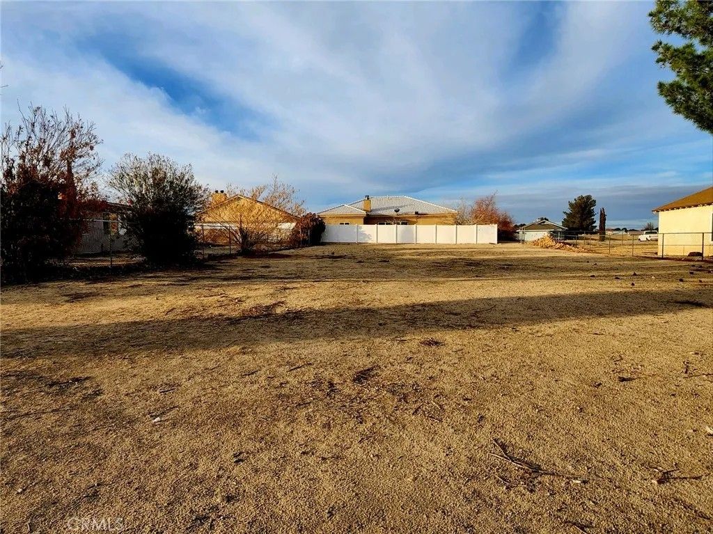 Photo of 14762 Hartford Ln, Helendale, CA 92342 (MLS # DW25280059)
