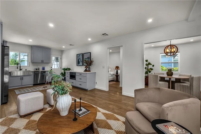 2107 W 237th