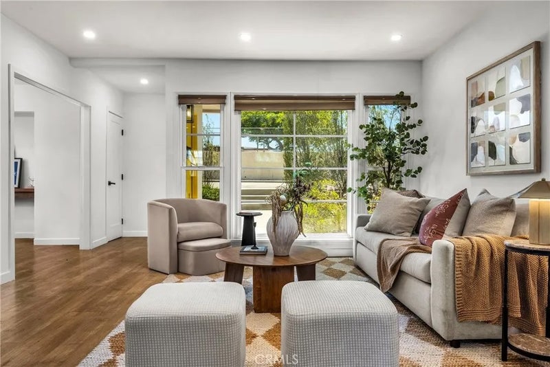 2107 W 237th