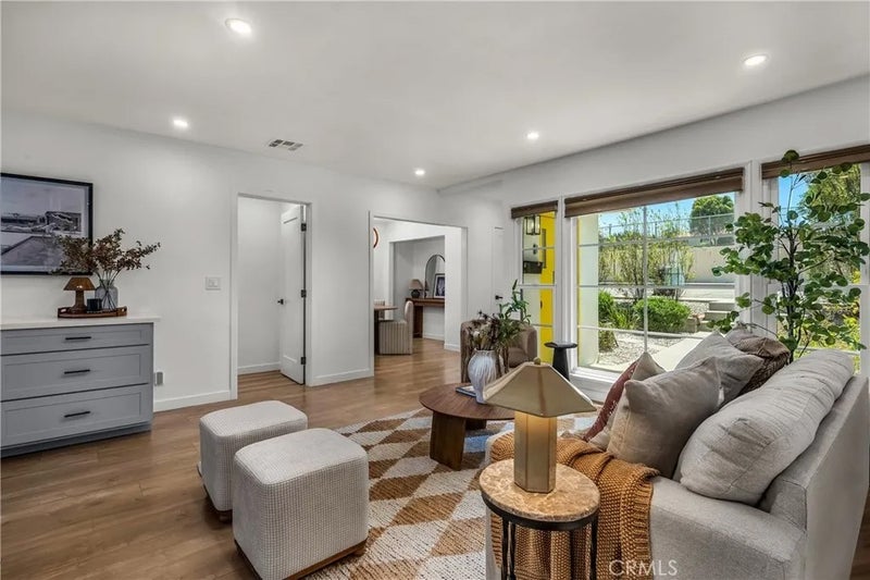 2107 W 237th