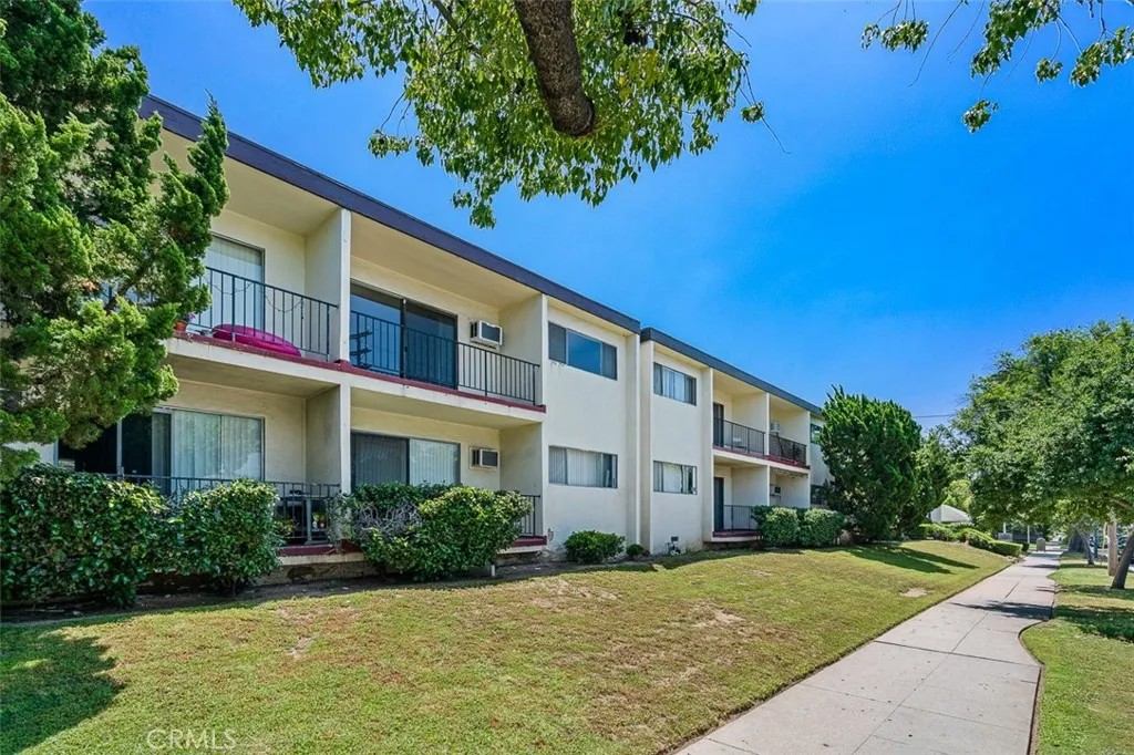 820 N Raymond Avenue