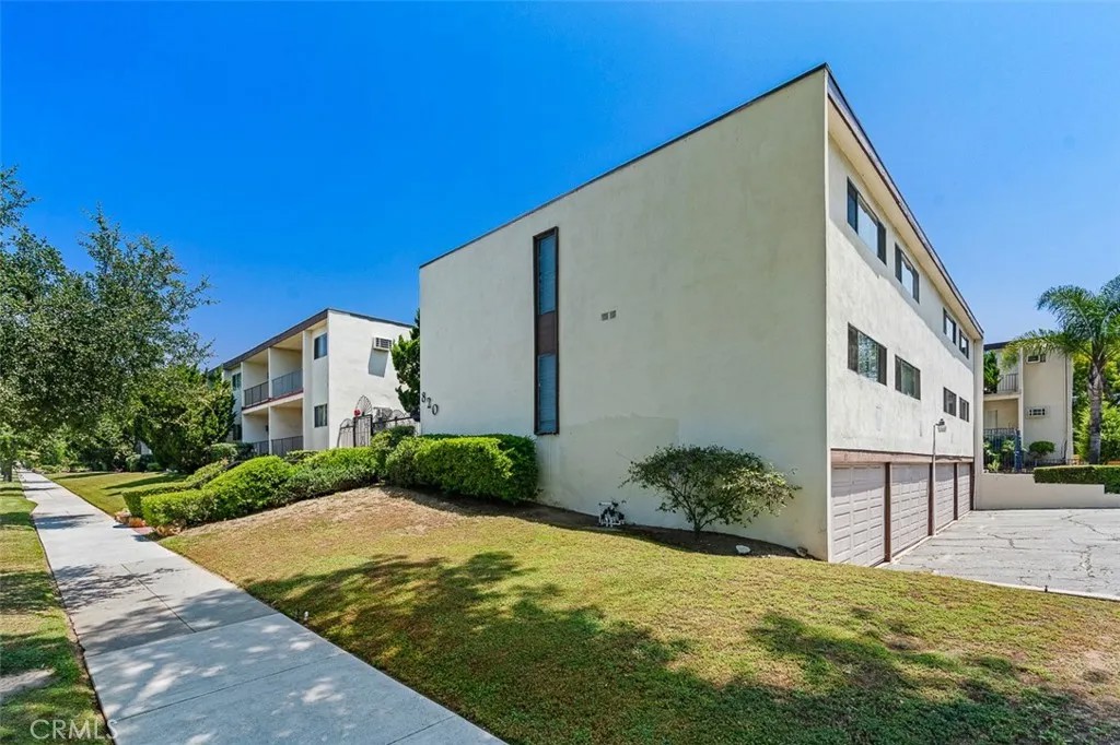 820 N Raymond Avenue