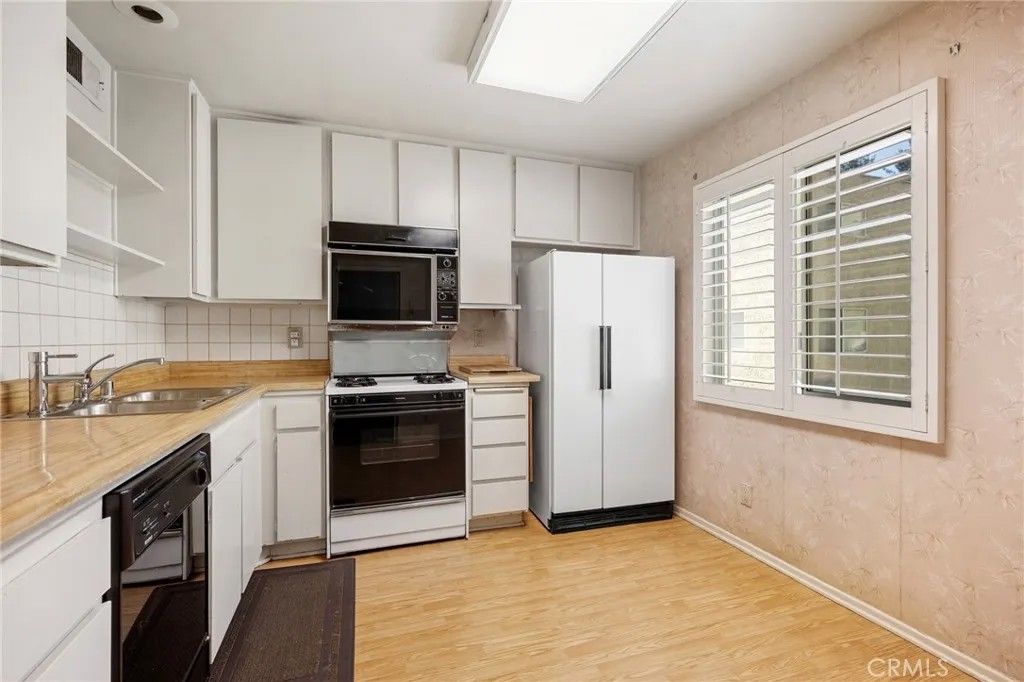 Photo of 9555 Via Venezia, Burbank, CA 91504 (MLS # GD26061114)