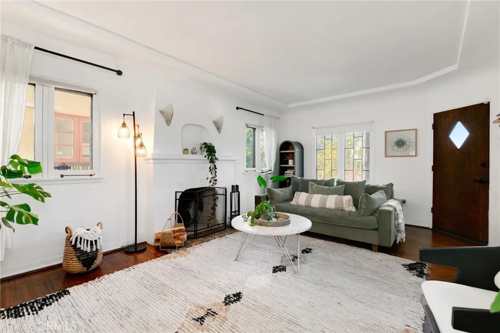 4762 E Mountain View Drive