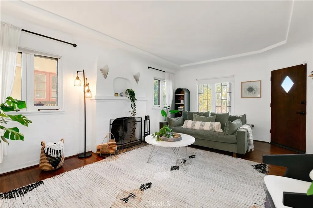 4762 E Mountain View Drive