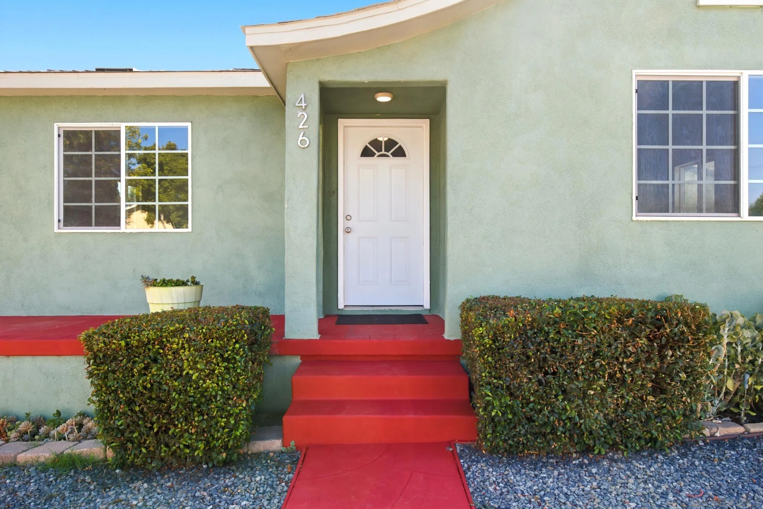 426 E AVE