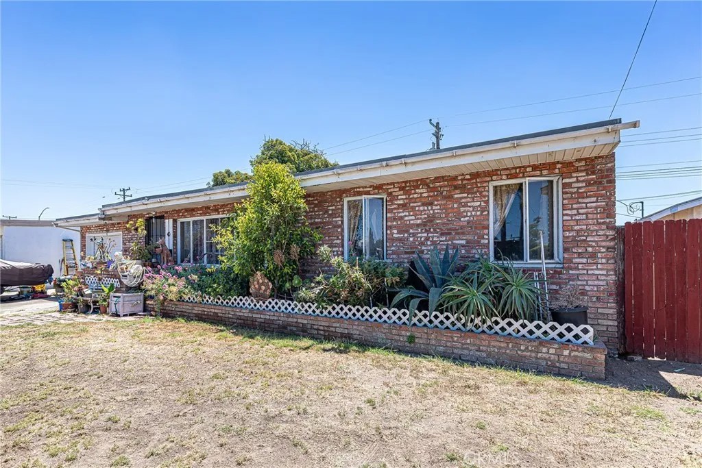 728 E Mariposa