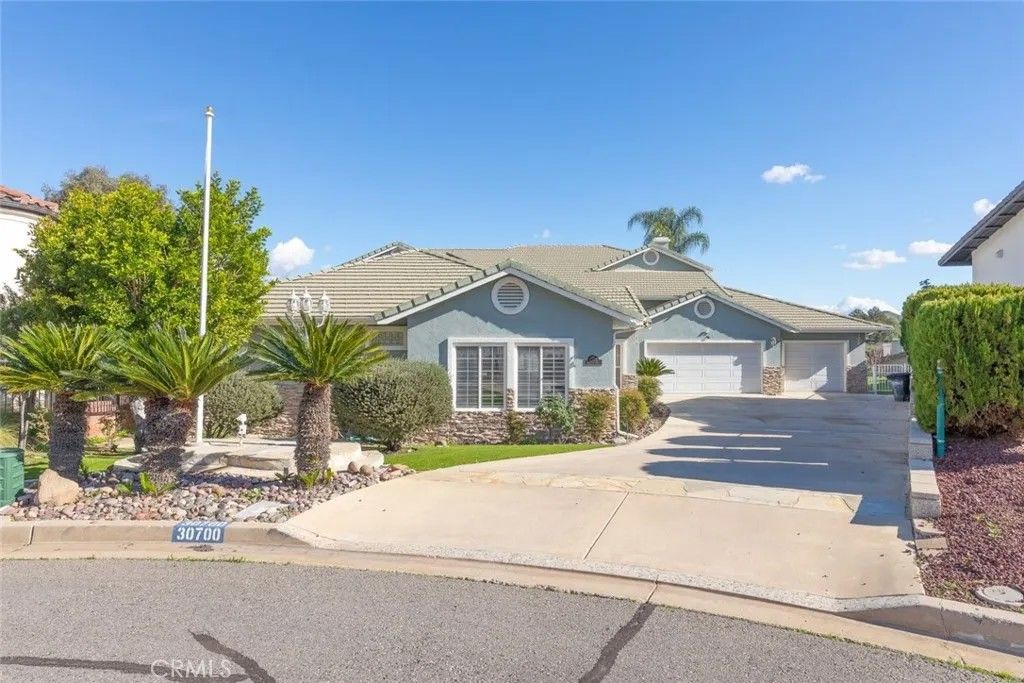 Photo of 30700 Spyglass Way, Canyon Lake, CA 92587 (MLS # SW26001531)