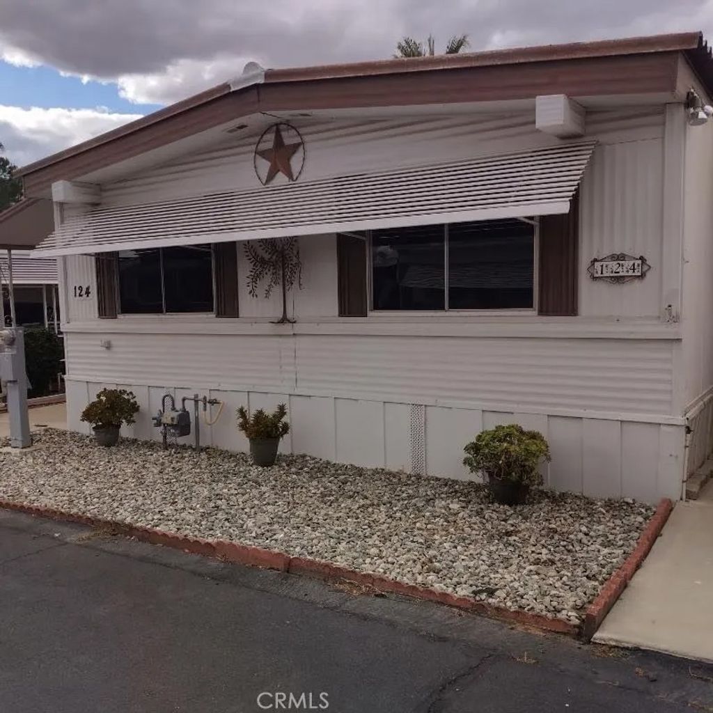 Photo of 725 Thornton AVE, Hemet, CA 92543 (MLS # SW26096700)