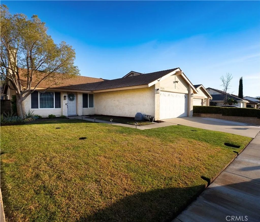Photo of 27626 Saffron Ln, Saugus, CA 91350 (MLS # SR26029995)