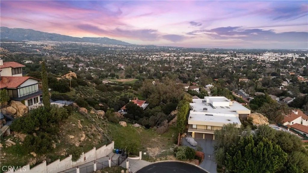 Photo of 22882 Trigger St, Chatsworth, CA 91311 (MLS # SR26018794)