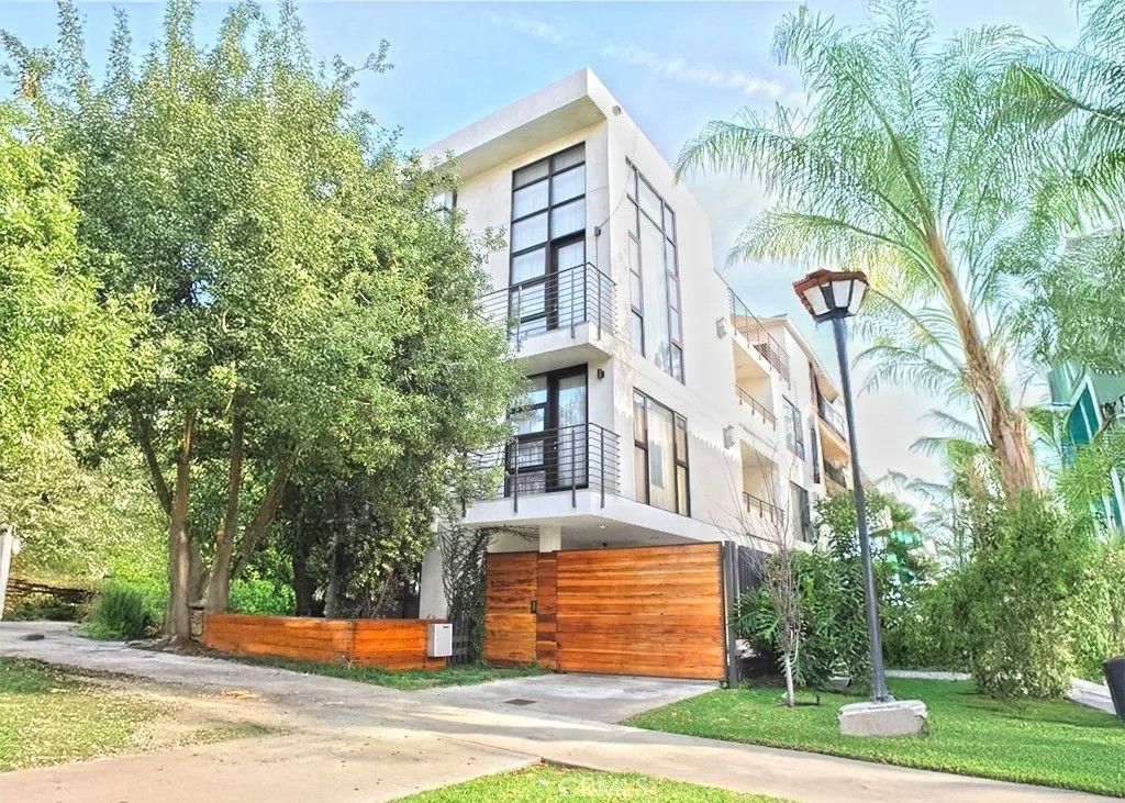 Photo of 868 S Lucerne Boulevard, Los Angeles, CA 90005 (MLS # SW25274308)