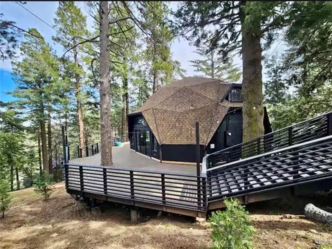 Photo of 1349 Valley View, Crestline, CA 92325 (MLS # OC26056631)