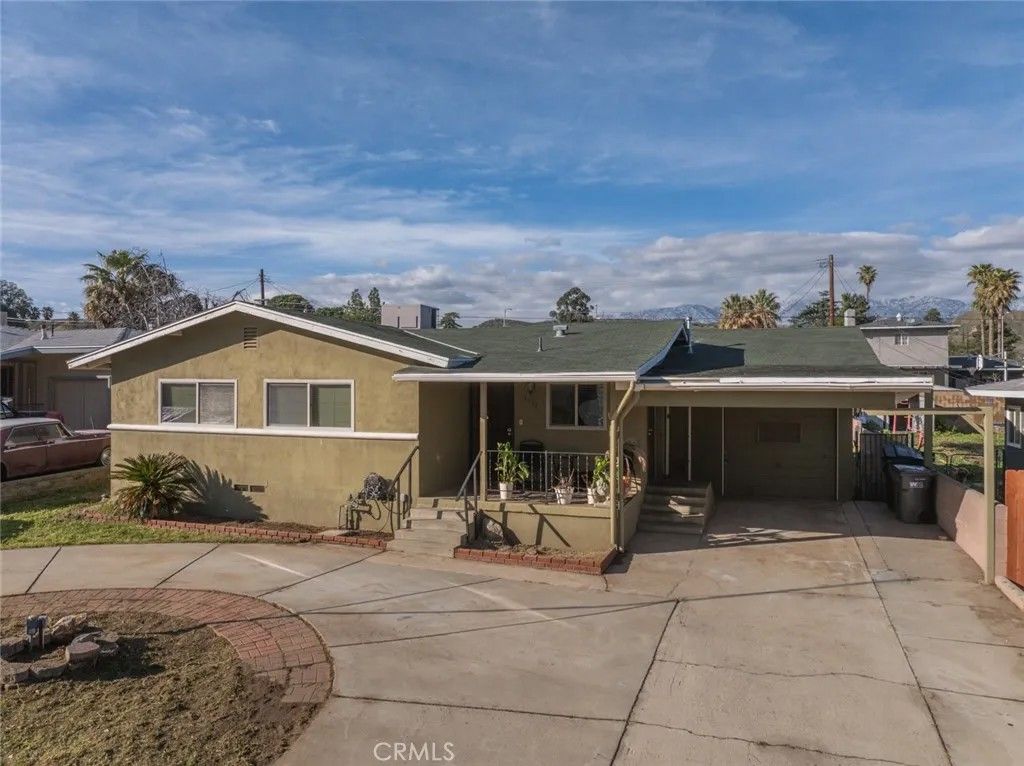 Photo of 1137 W Williams St, Banning, CA 92220 (MLS # SW26032041)