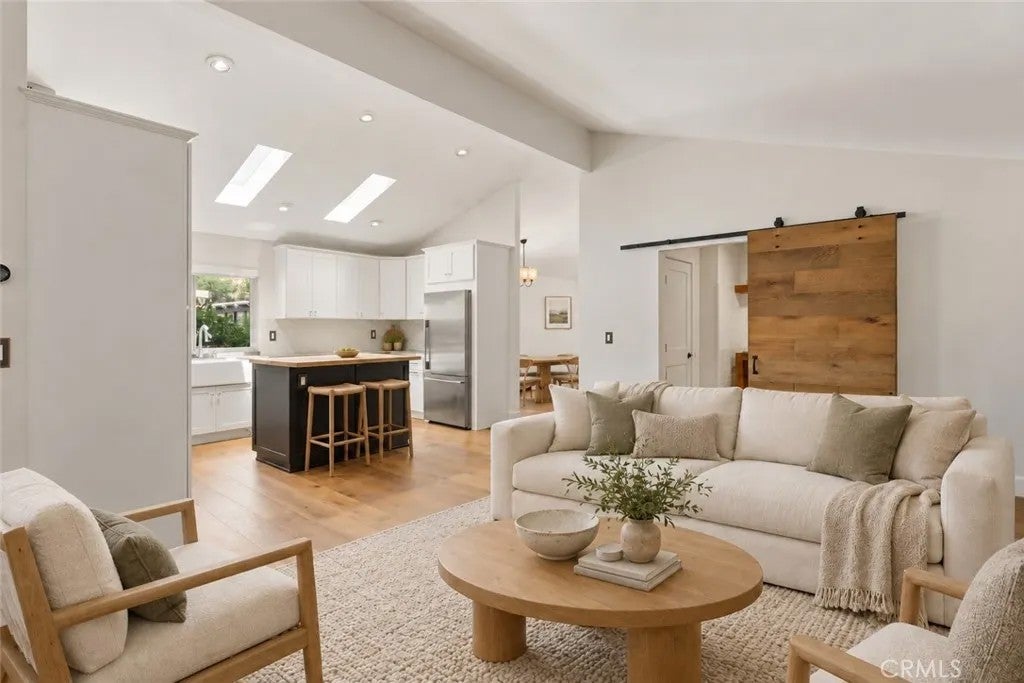 Photo of 34 Nottingham Road, Westlake Village, CA 91361 (MLS # SR26197112)