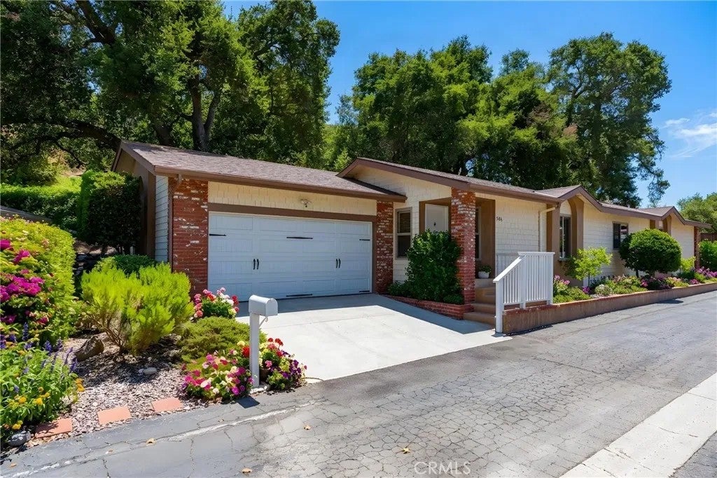 Photo of 34 Nottingham Road, Westlake Village, CA 91361 (MLS # SR26197112)