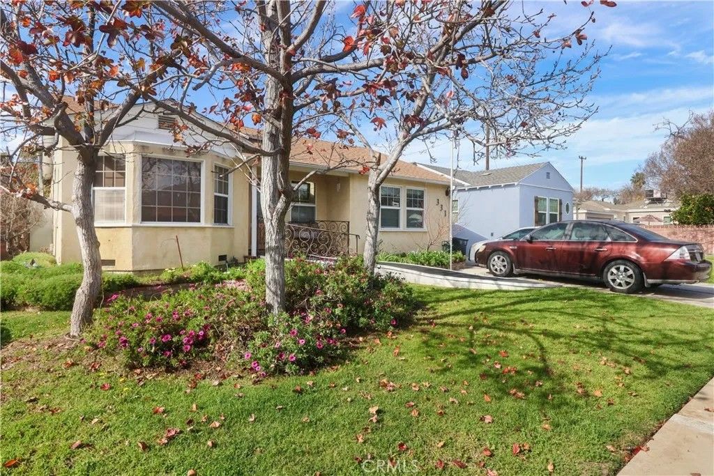 Photo of 331 N Reese Pl, Burbank, CA 91506 (MLS # SR26015856)