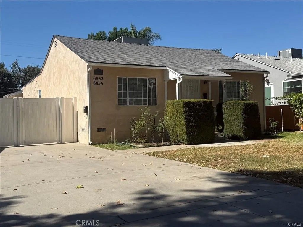 Photo of 6853 Matilija Avenue, Van Nuys, CA 91405 (MLS # SR26004873)