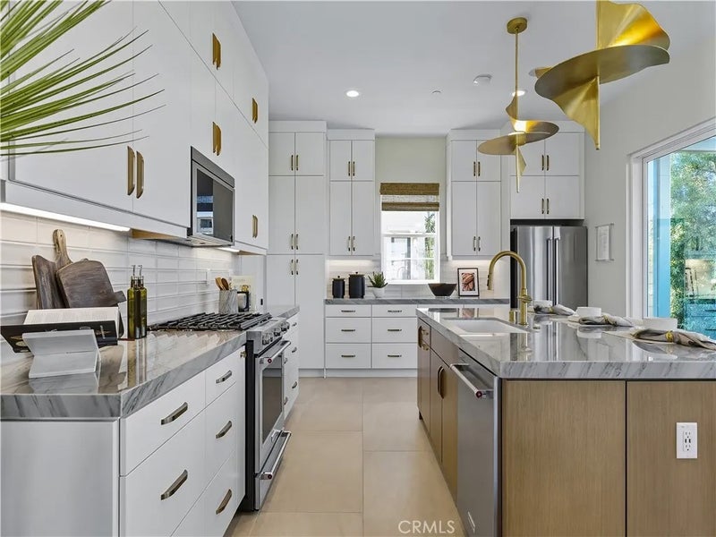 2445 Liv Way