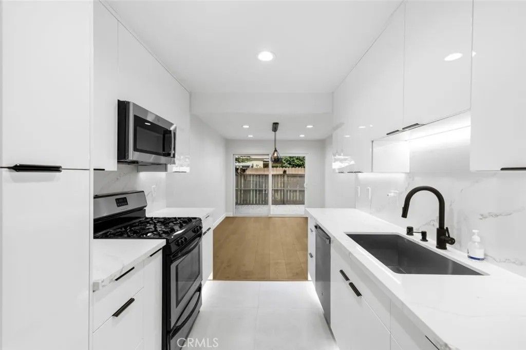 Photo of 7435 Shadyglade Avenue #5, North Hollywood, CA 91605 (MLS # SR26009358)