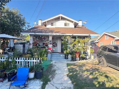 Photo of 927 W 48th Street, Los Angeles, CA 90037 (MLS # WS25272861)