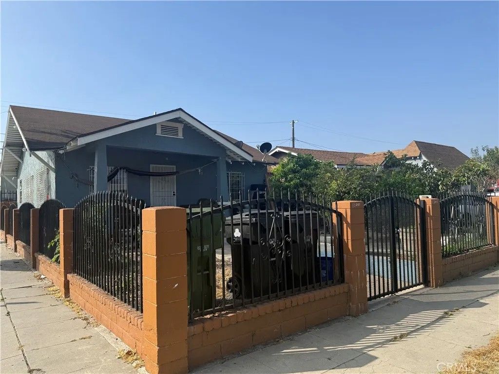 Photo of 1300 W 71st St, Los Angeles, CA 90044 (MLS # SR26066592)