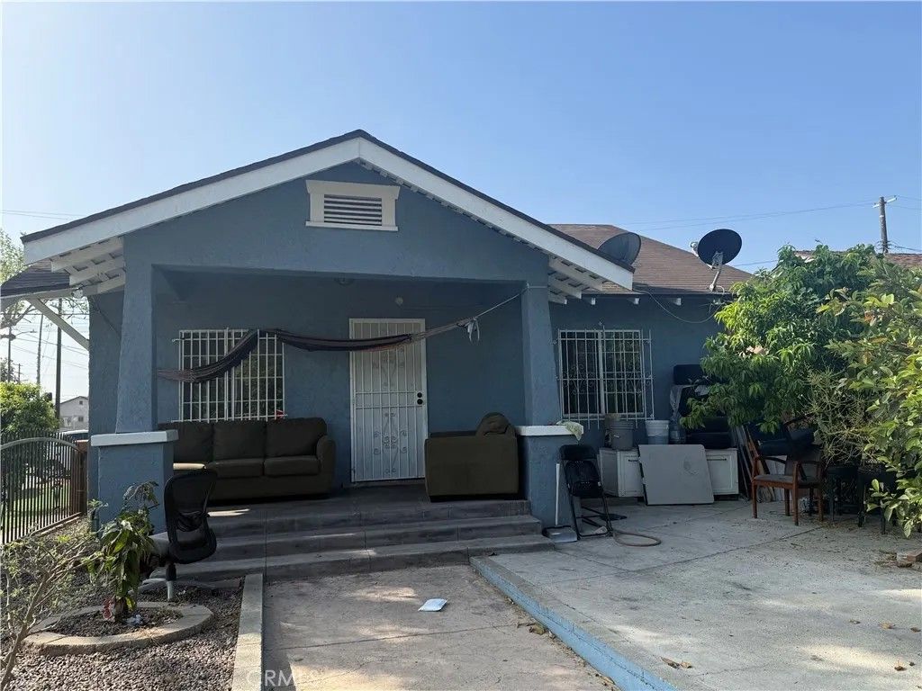 Photo of 1300 W 71st St, Los Angeles, CA 90044 (MLS # SR26066592)