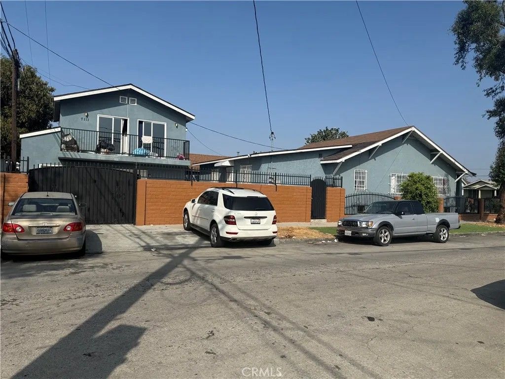Photo of 1300 W 71st St, Los Angeles, CA 90044 (MLS # SR26066592)