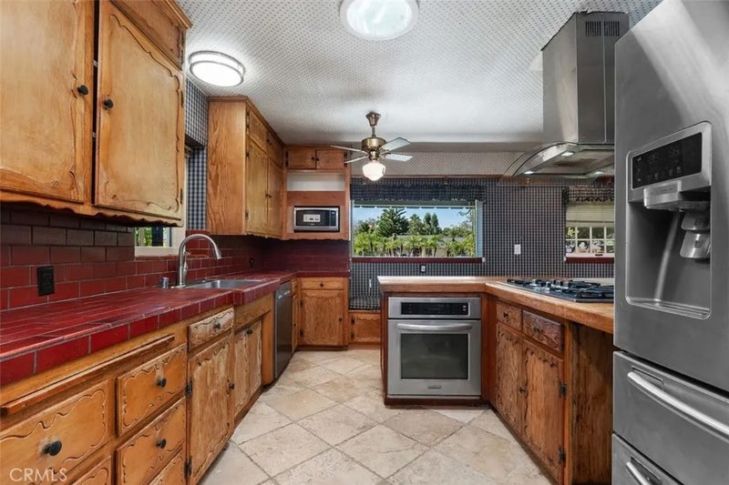919 W Sharon