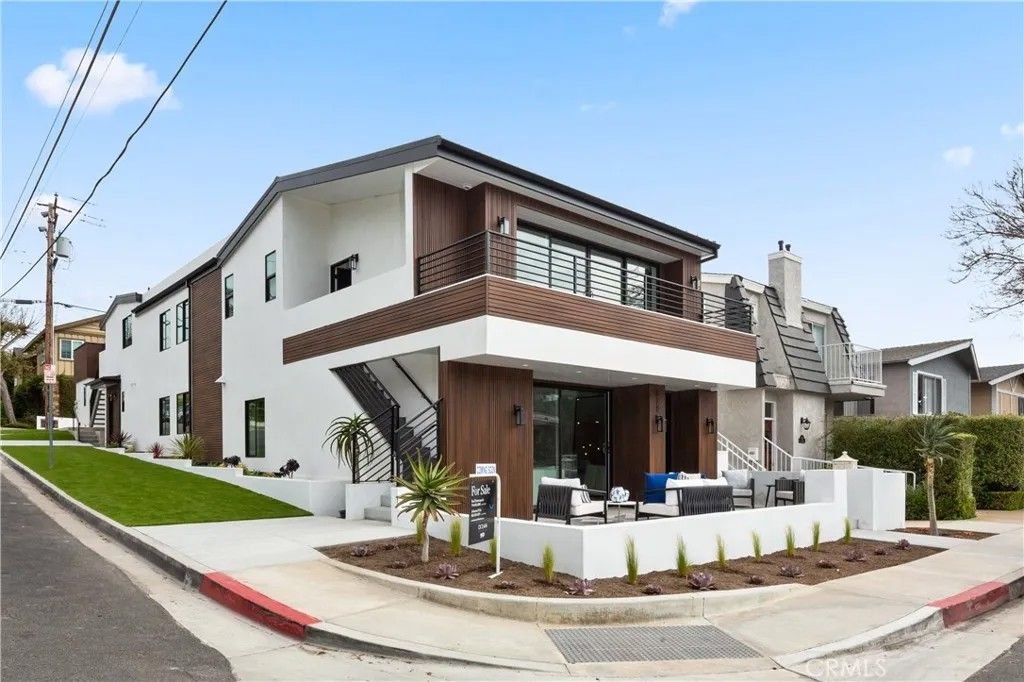 Photo of 520 Iris AVE, Corona Del Mar, CA 92625 (MLS # NP26097495)