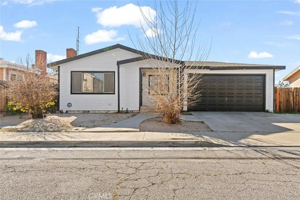 Photo of 44053 Canyon Way, Lancaster, CA 93535 (MLS # SR26043089)