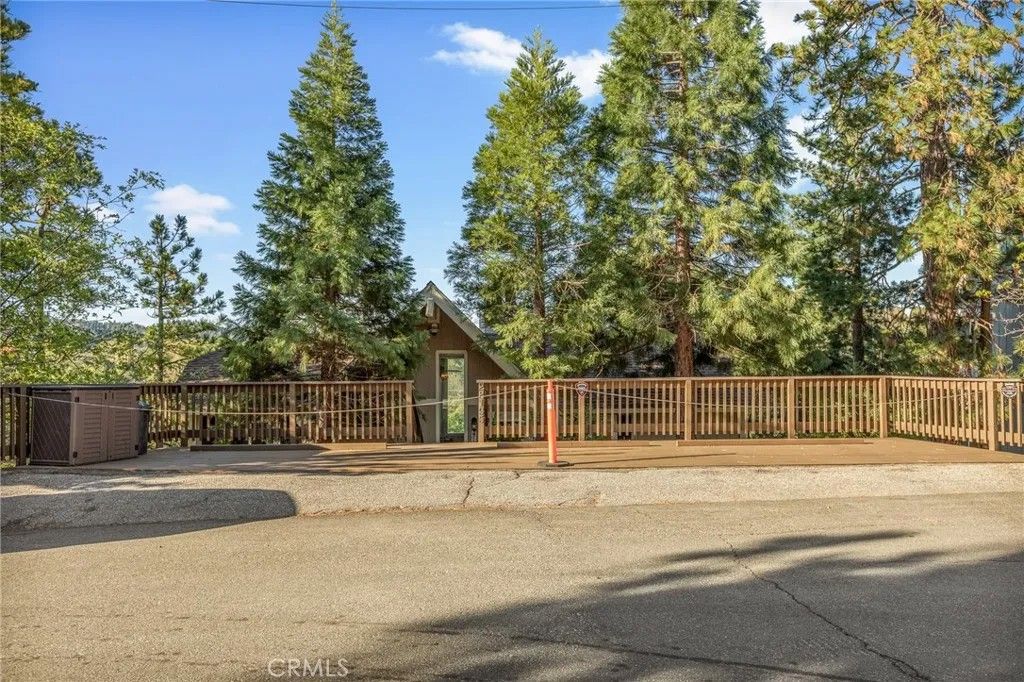 Photo of 28195 Arbon Ln, Lake Arrowhead, CA 92352 (MLS # IG26078431)