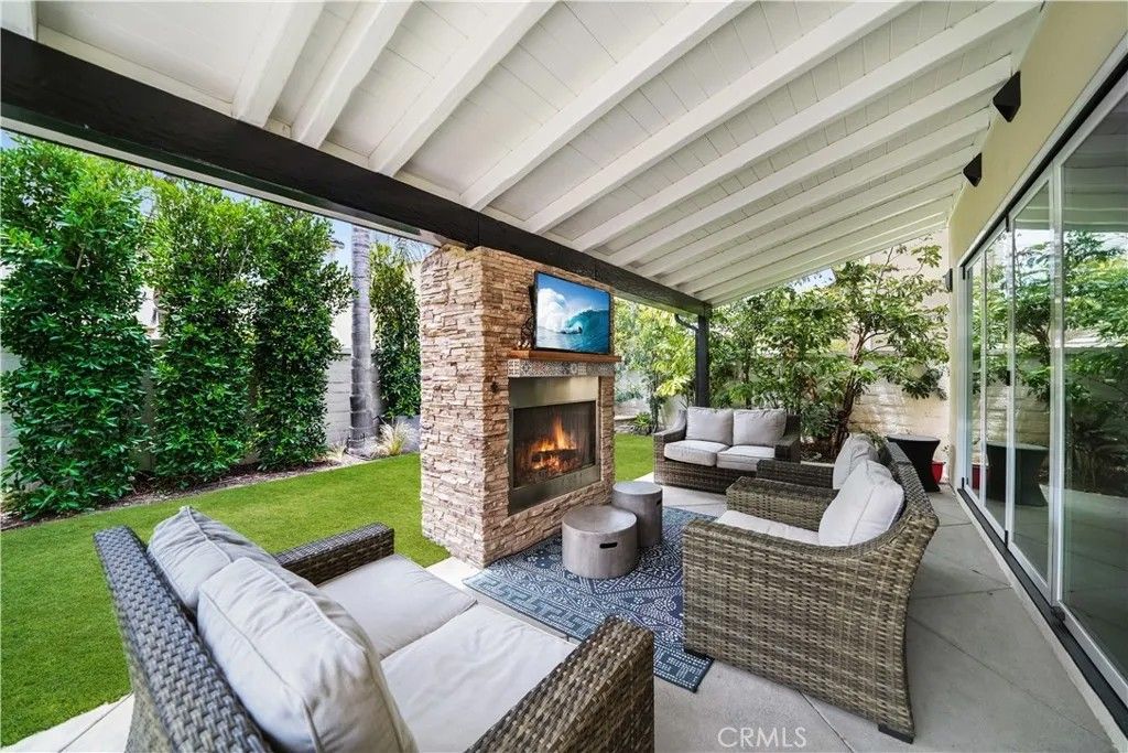 Photo of 6626 Feather Dr, Huntington Beach, CA 92648 (MLS # OC25280069)