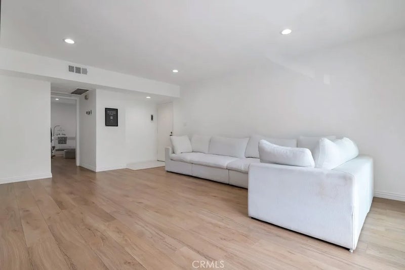 1015 N Michillinda 302