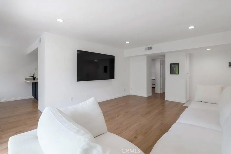 1015 N Michillinda 302