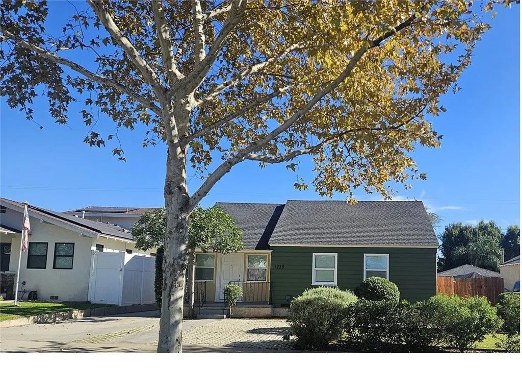 Photo of 1230 N Reese Pl, Burbank, CA 91506 (MLS # BB26007356)