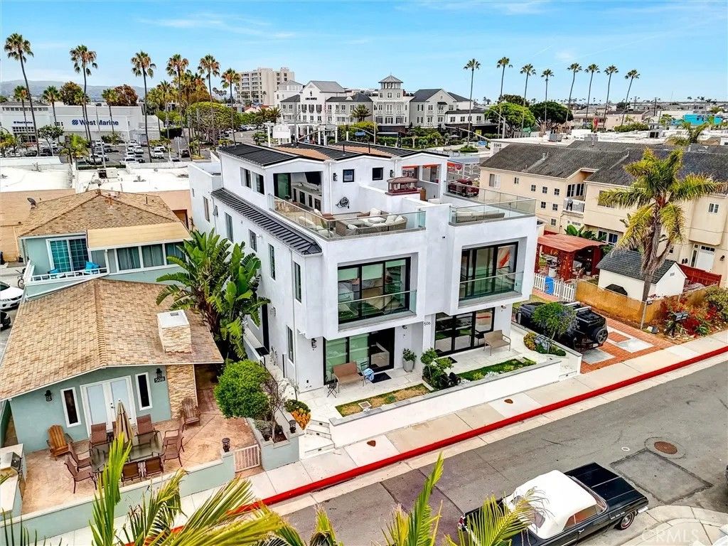 Photo of 506 Clubhouse Avenue, Newport Beach, CA 92663 (MLS # NP26010130)